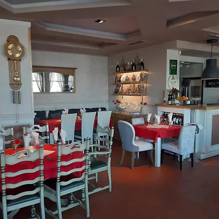 Gondola 1 Bdrm Flat In Cedar Iv *